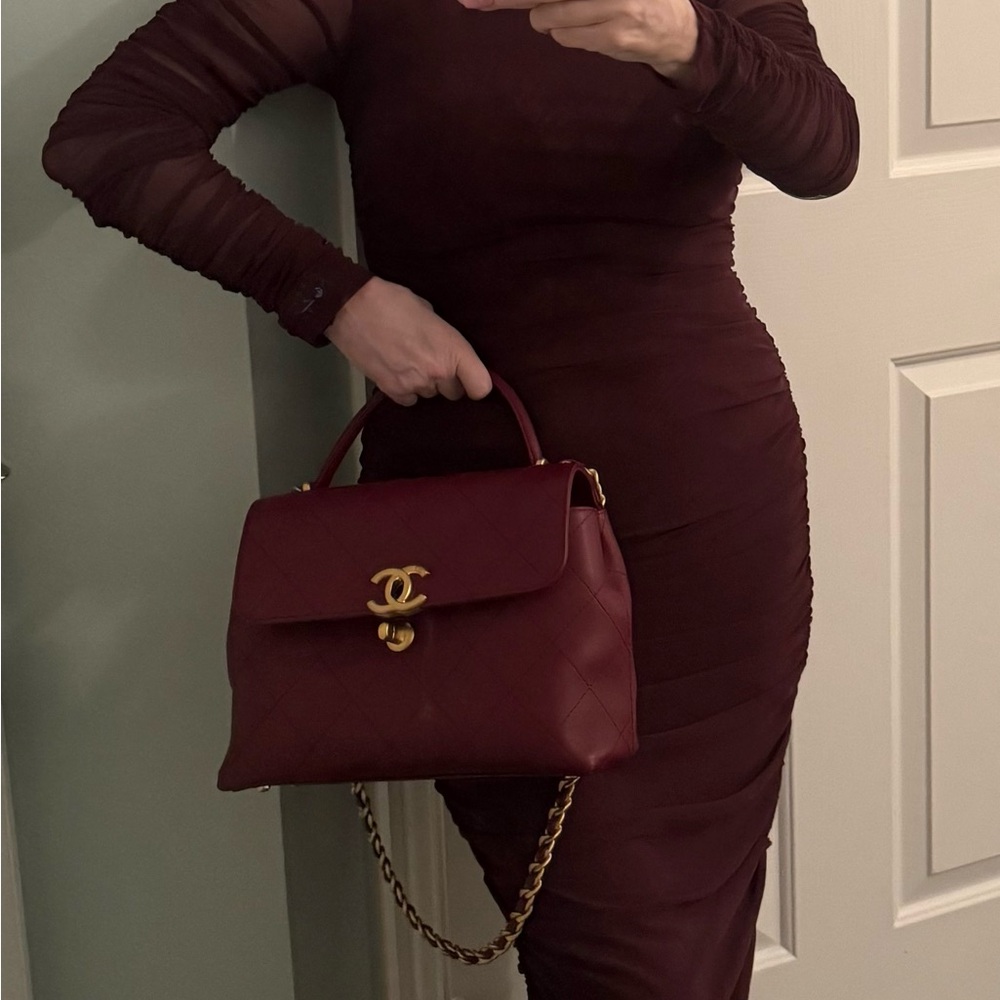 🔥2025 CHANEL RARE Burgundy Shoulder Flap Bag with Gold Hardware - Picture 2 of 9